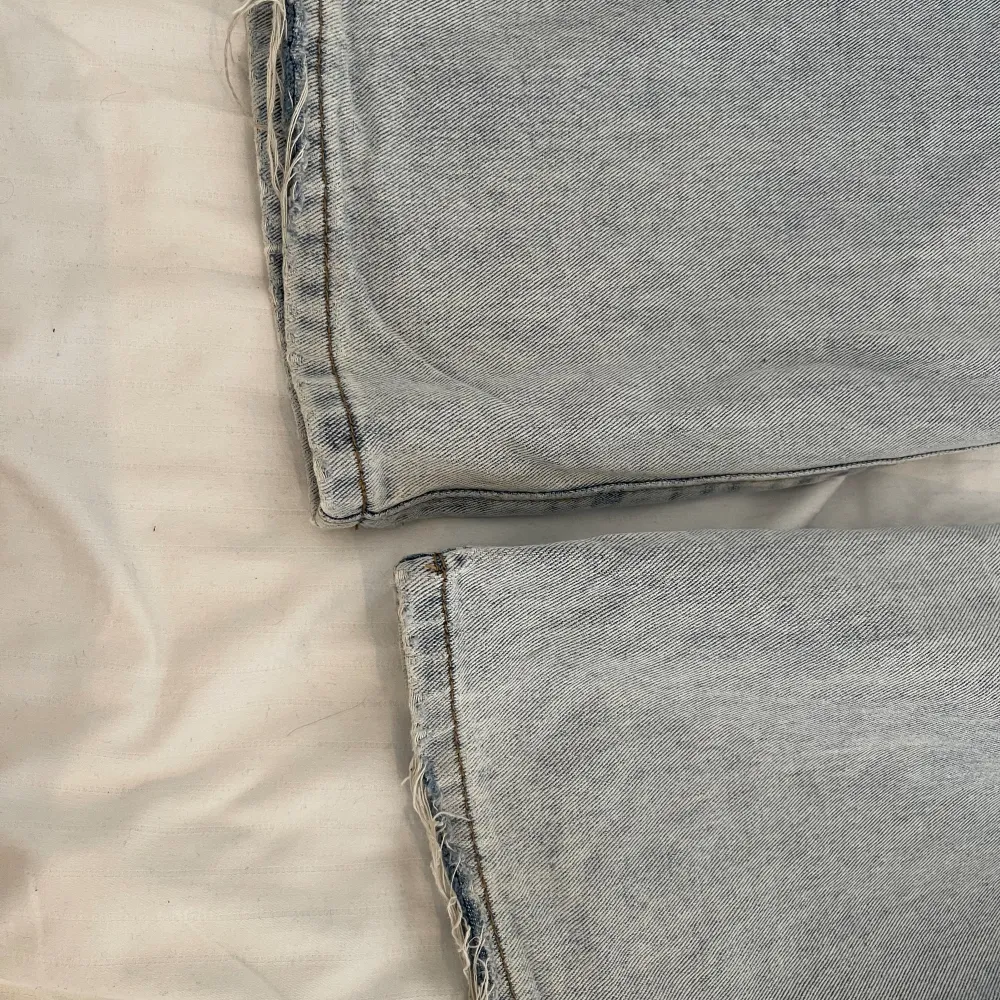 Högmidjade blå jeans. De har lite slitningar längst ner på byxbenen, men är annars i bra skick!. Jeans & Byxor.