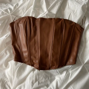 Korsett  - Från Zara.  Har ett märke av användning, syns ej på då det är vid armvecket/baksidan. Förövrigt fint skick.   