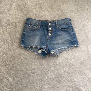 Säljer mina Low waist jeans shorts från Gina tricot💕Fint skick och perfekta till sommaren😊