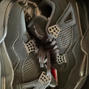 Jordan 4 black cat - Storlek 44 säljer eftersom de var för små, aldrig använda. Box följer med.