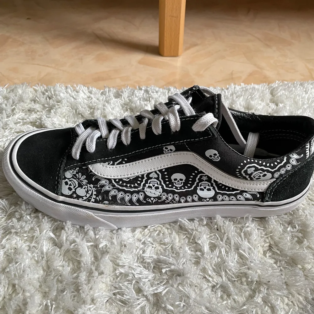 Fina Vans sneakers med dödskallar i svartvitt. . Skor.