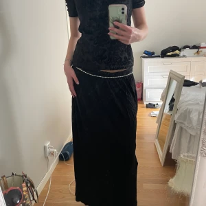 Svart långkjol - Lång low waist svart kjol, ända ner till marken på mig som är 166cm⭐️i stretchigt material 