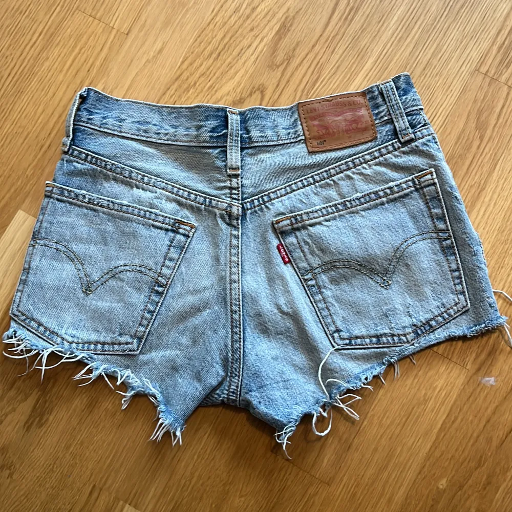 Så snygga och sköna jeansshorts från Levis. Jag köpte dom nyss men dom var tyvärr lite små för mig. Ny skick! Lågmidjade.🫶✨Skriv privat för fler bilder.. Shorts.