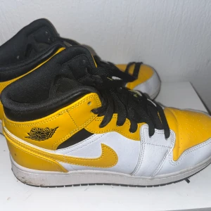 air jordan 1 Mid ’University Gold’  - Pris går absolut att diskutera!   Storlek: 38 Orginal pris: 2 200kr  Använda men bra skick! 
