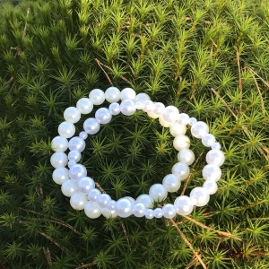 Armband - Handgjorda armband av vita plastpärlor.🤍💍🫧25kr st
