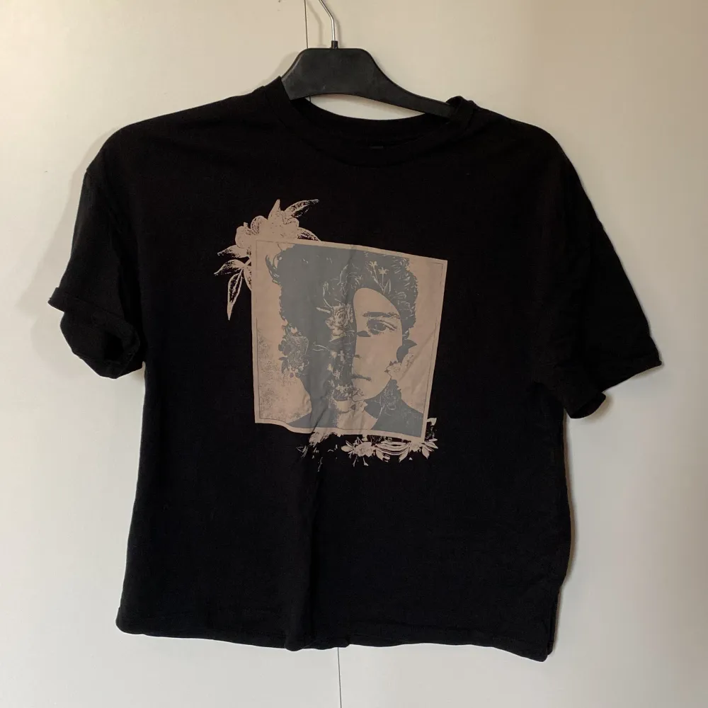 H&Ms Shawn Mendes kollektion. Aldrig använd. . T-shirts.