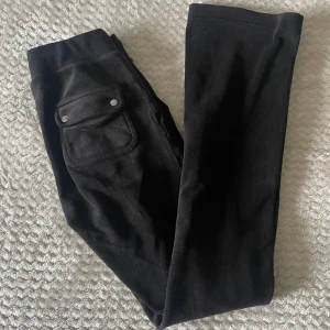 Juicy Couture - Säljer mina Juicy Couture byxor då de tyvärr inte kommer till användning längre. De är i bra skick och har använts fåtal gånger. Är i storlek XS men passar mig som bär S. 