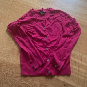 Barn Kofta - Mjuk och skön kofta i fint skick. 