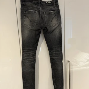 Dondup jeans - Mörkgråa dondup jeans men hål. Stolen är 29 och modell george. 