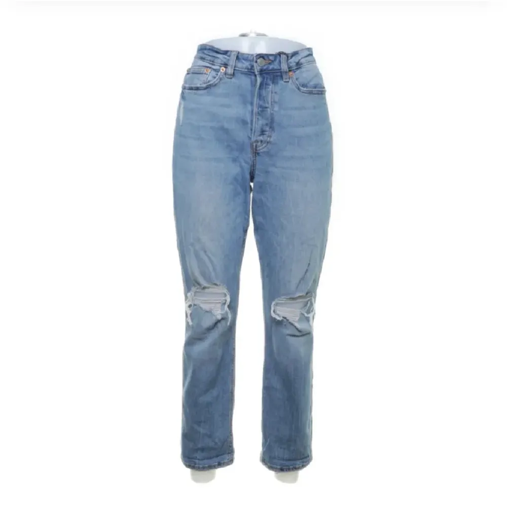 mom/straight jeans med hål på knäna, köpt från lager157. säljs då de inte längre används. tecken på användning förekommer. 🩵 (första bilden är lånad!). Jeans & Byxor.