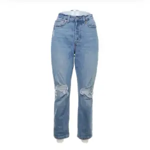 mom/straight jeans med hål på knäna, köpt från lager157. säljs då de inte längre används. tecken på användning förekommer. 🩵 (första bilden är lånad!)