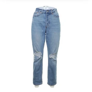 Distressed jeans - mom/straight jeans med hål på knäna, köpt från lager157. säljs då de inte längre används. tecken på användning förekommer. 🩵 (första bilden är lånad!)