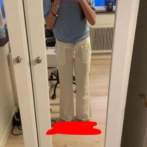 Roxy linnebyxor - Säljer dessa Roxy linnebyxor då de är för korta för mig och är knappt använda. Köpta för 600 kr. Priset går att diskutera