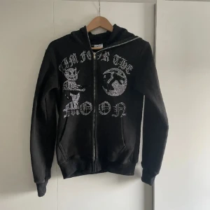 Aim For The Moon Hoodie  - Använd ca 3 gänger och är i toppskick, alla diamanter finns kvar!  Stl xs men passar som s/m. Nypris : £50 (658kr), Mitt pris : 300