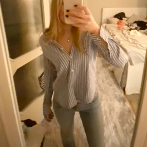 Randig Skjorta  - Randig skjorta från Gina liknar den från Zara!!💋