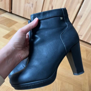 Skor - Svarta ankelboots Använda 1-2 ggr  Ord. pris 599 kr/ par Mitt pris 100 kr/ par