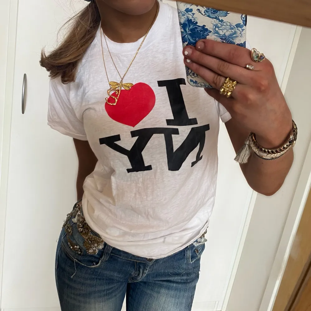 så snygg i love new york tshirt. Enkel och snygg. KVAR tills markerad som såld, köp via köp nu direkt eller Swish 💋lappen är tyvärr borta men passar som m. T-shirts.