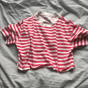 Randig magtröja! - Fin randig magtröja i (strl xxs)! Tröjan är i nyskick!💗