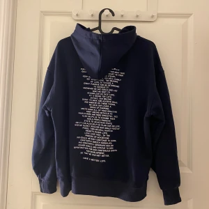 HOODIE - Säljer denna as snygga hoodien då den inte kommit till användning, storlek s men passar även xs🩷