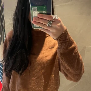 Brun stickad tröja  - Fin stickad tröja från Vero Moda. Sparsamt använd i bra skick ❤️ pris kan diskuteras 