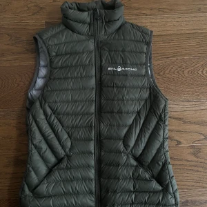 Mörkgrön khaki väst från Sail Racing - Har knappt använt västen 💚 Som ny!