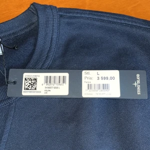 Stone island tröja - Helt ny Stone island tröjan storlek L med prislapp på! Nypris 3600kr Säljes för 2000kr