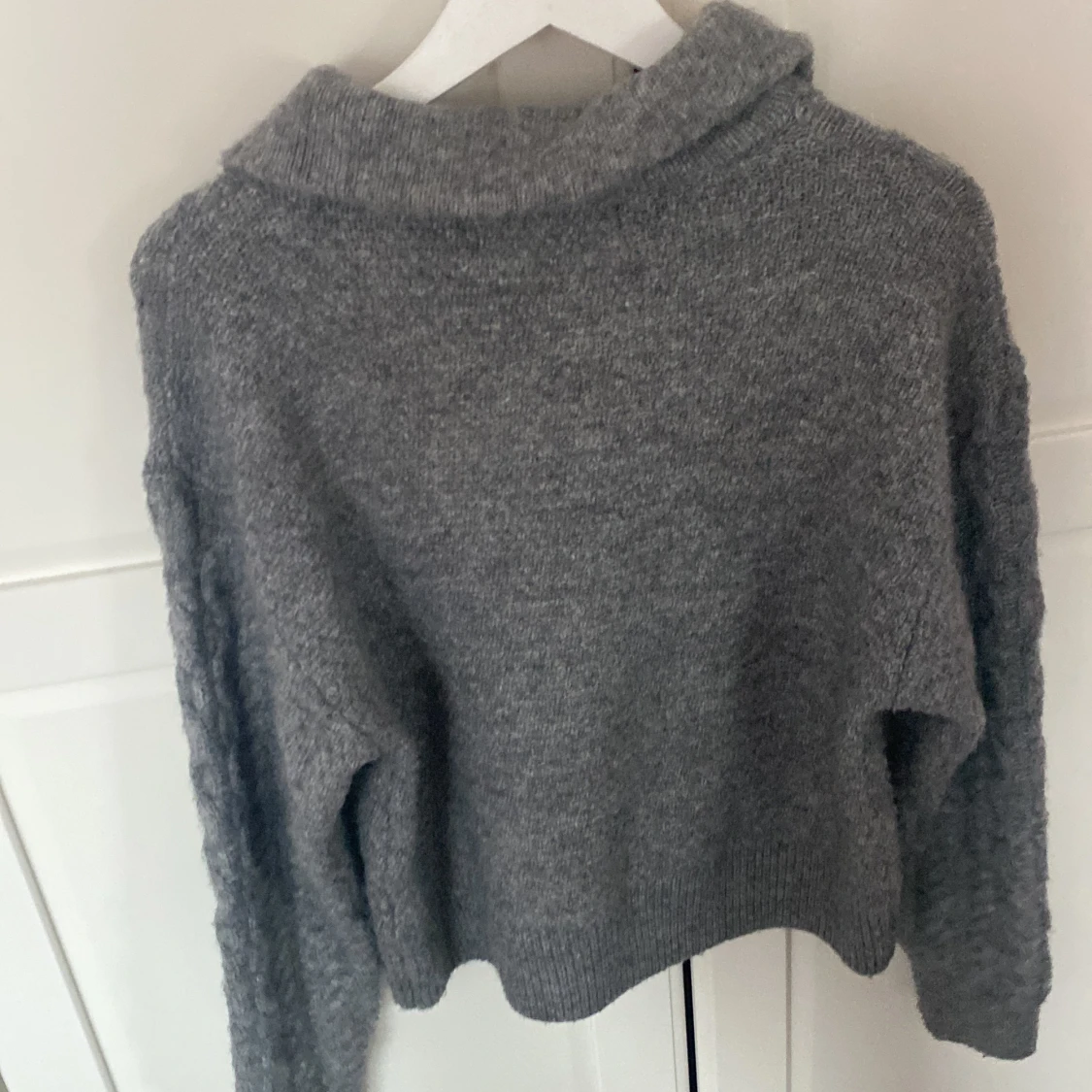 Grå stickad tröja  - 91