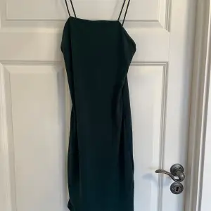 Grön klänning från Bikbok i storlek XS. Säljer den för 100kr köpte den för ca 400kr. Köper man den för 100kr står man själv för frakten, annars kostar den 150kr. 