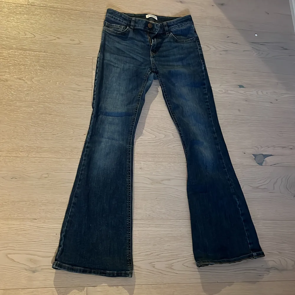 Sjukt snygga lowwaist och bootcut jeans från Lindex , säljer då de börjar bli lite korta❤️. Jeans & Byxor.