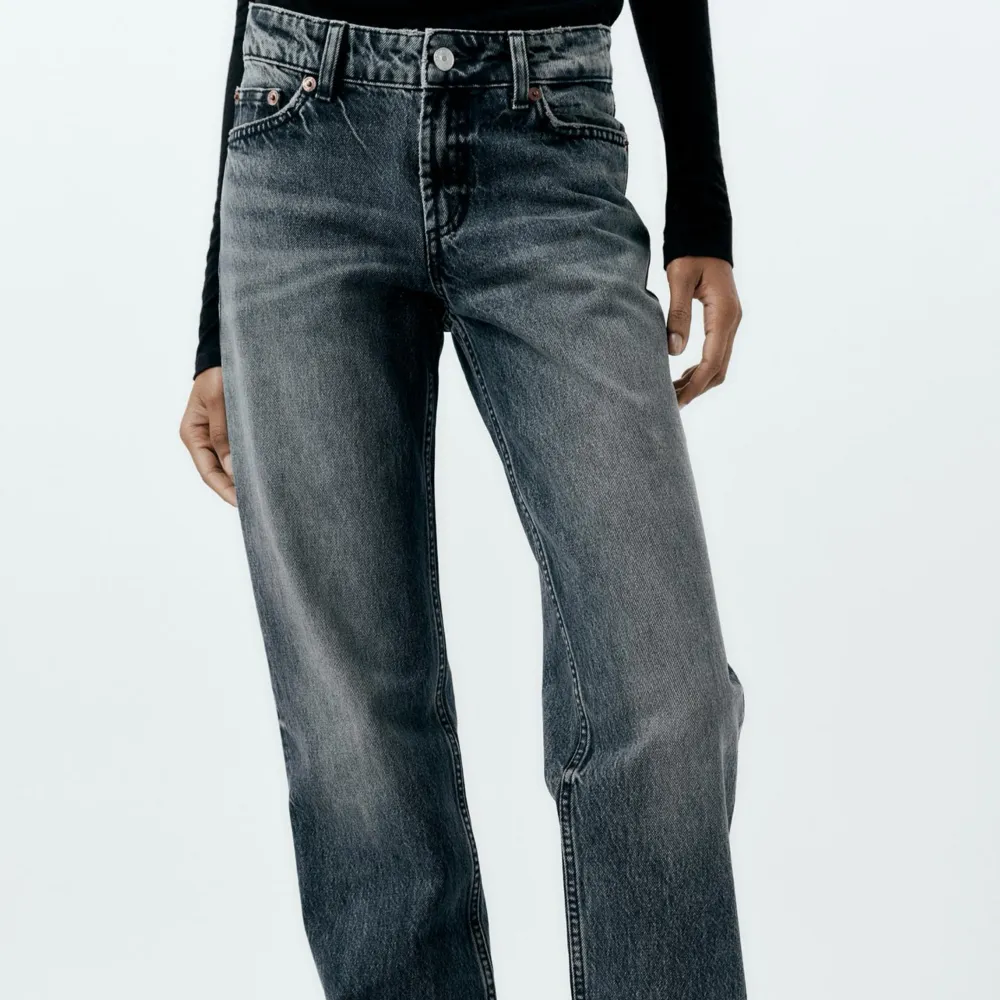 Mina fina zara jeans som är helt oanvända, endast testade men inte riktigt min stil så kmr inte till någon användning tyvärr🫶🏼Jag är 170 cm, och dem är för långa på mig.. Jeans & Byxor.