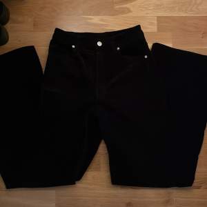Ett par svarta Manchester byxor från H&M som inte längre kommer till användning! ☺️Sitter super fint och är highwaisted 🫶🏽 