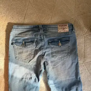 Super fina jeans som knappt är använda!  Mid rise och raka 💞  Passar S/M   Midjemått: 41 x 2 Innerbenslängd: 83  Köpta för 1200 kr