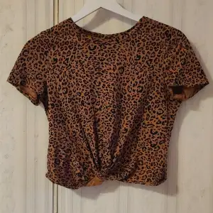 T-shirt med Leopard mönster som inte används längre, fint skick