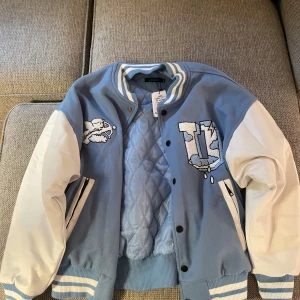 Två Varsity college jackor  - Har två extremt bra jackor för våren som jag säljer❗️Jackorna är helt oanvända och har en liten oversized look👀 Jackorna har storlek L och sitter lite löst på 188cm🕺🏻 Säljer Jackorna för 600kr/st, men vid köp av båda kan priset förhandlas🗣️ skriv för 📸