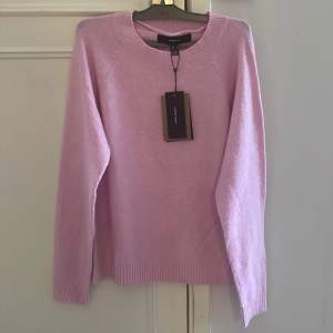 Säljer denna populära rosa stickade tröja från Vero Moda i modellen ”vm doffy”. Perfekt nu till våren och sommaren i storlek S. Aldrig använd så i nyskick.