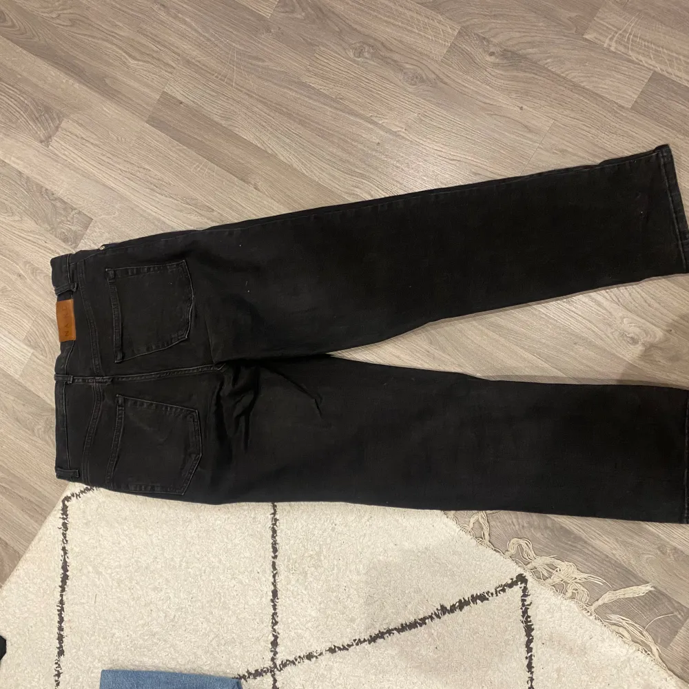 Ett par raka lite smalare svarta jeans från NAKD i strl. 40. De är högmidjade med knappar i midjan och väldigt stretchiga. . Jeans & Byxor.