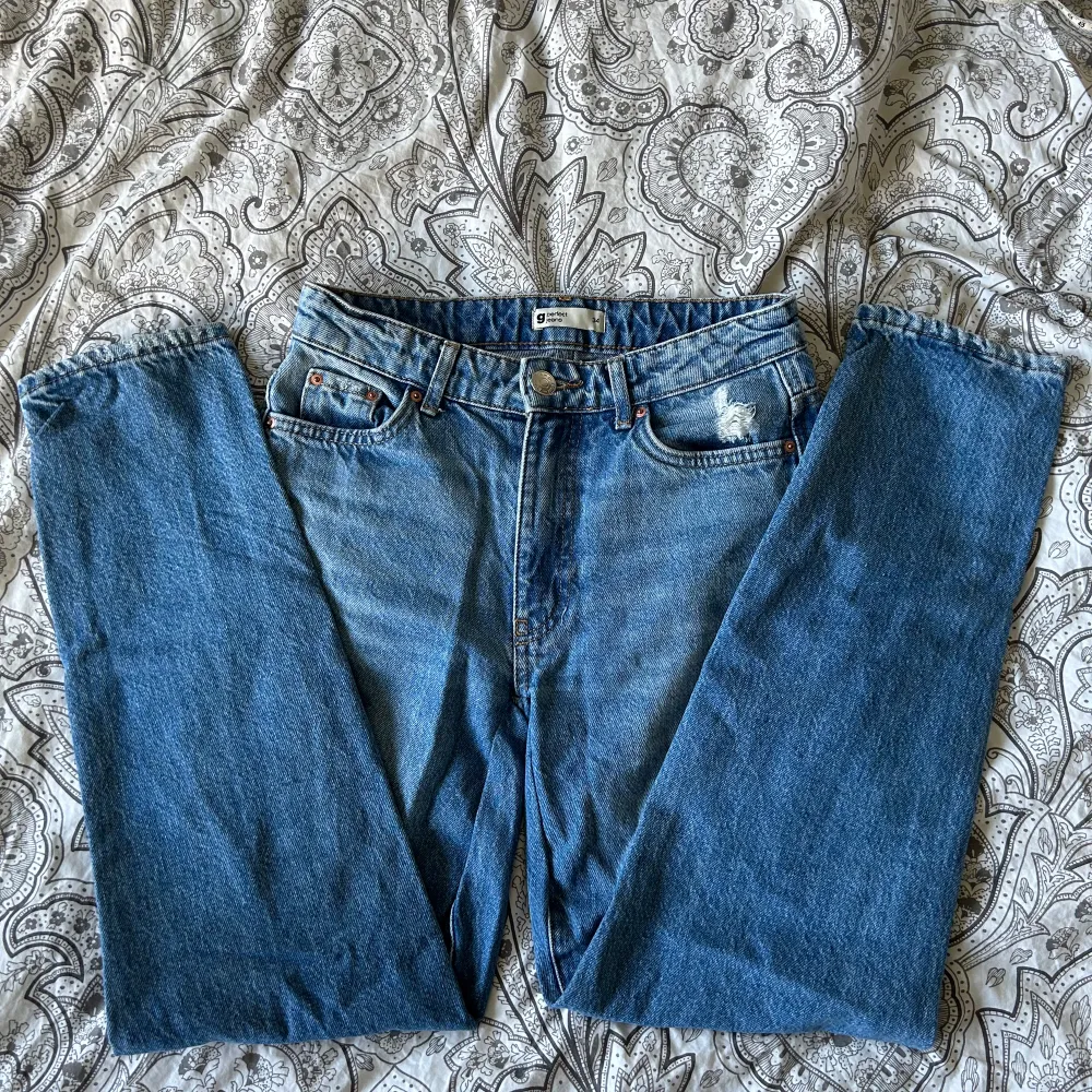 Hej, jag säljer dessa blåa jeansen från Gina tricot. Dom är ursprungligen högmidjade men har syra om till lågmidjade. Dom är i bra skick👍🏻. Midjemått: ca 73cm Innerbenslängd: ca 70cm. Jeans & Byxor.
