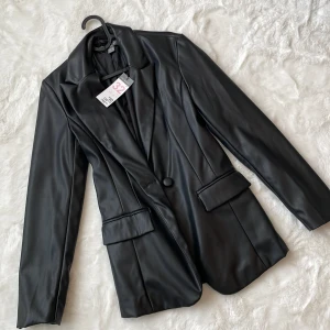 Kavaj - Kavaj i skinn, storlek Xxs, oanvänd med prislapp.