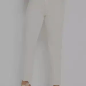 Vita raka jeans/mom jeans från lindex i storlek 40. Högmidjade och sitter snyggt på. Säljer pga att de blivit för små