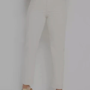 Vita jeans - Vita raka jeans/mom jeans från lindex i storlek 40. Högmidjade och sitter snyggt på. Säljer pga att de blivit för små