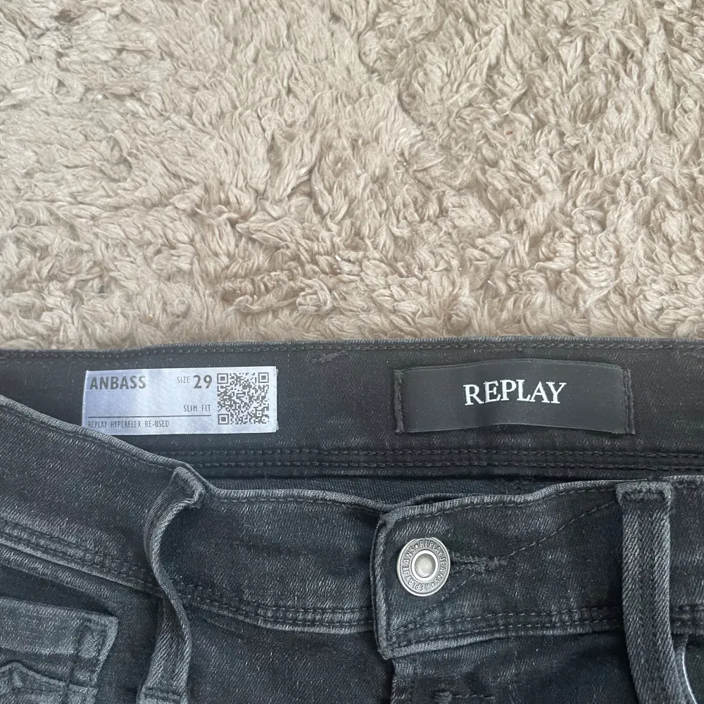 Tja, säljer dessa riktigt sköna replay jeans, modell: anbass hyperflex. Storlek 29. Otroligt fint skick, inga defekter. 9/10. Modellen på bilden är 182cm. Originalpris, 1800. Hör av dig vid funderingar.. Jeans & Byxor.