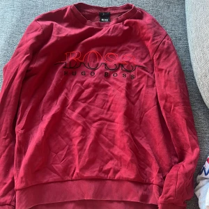 Hugo Boss tröja - Vinröd Hugo Boss tröja till salu, inga skador eller fläckar, använd max 4-5 gånger, som helt ny