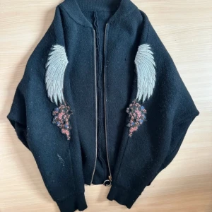 Bomberjacka  - Skit snygg unik bomber jacka perfekt till våren, köpte second hand och står inget märke💕