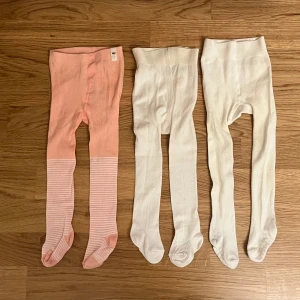 Strumpbyxor 3 stycken 68/74 - Strumpbyxor 3 stycken 68/74. Varav ena strumpbyxa från Lindex. Hel och ren. Tvättat parfymfritt. Djur/rökfritt