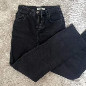 Svarta jeans från pull&bear som är midwaist och wide leg. Nyskick. Jättefina och bekväma, passar till allt! Nypris 399kr. Gåva vid köp🛍