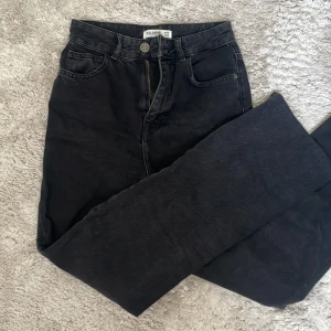 Svarta jeans - Svarta jeans från pull&bear som är midwaist och wide leg. Nyskick. Jättefina och bekväma, passar till allt! Nypris 399kr. Gåva vid köp🛍