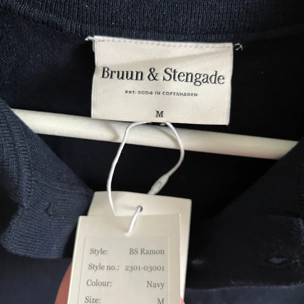 Hjälper min kille att sälja en marinblå piké från Brunn & Stengade. Den är aldrig använd med prislappen kvar. Nypris: 700 kr och säljer den för 300 kr.. T-shirts.