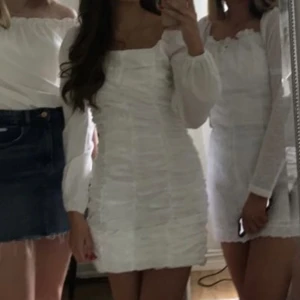 Vit klänning - Vit klänning, perfekt till skolavslutning eller student! Köp från missguded tall har sytt upp klänningen så att den inte ska vara för lång på mig som är 163 cm. Går även att sprätta upp för den som vill ha den längre. 