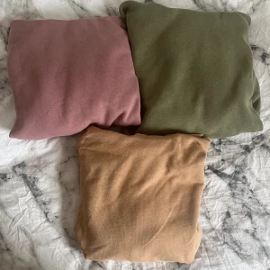 Hoodie  - Här har vi tre Hoodies från lager 157. Säljer dess färger då dem knappt kommer till användning. Sköna och varma.  80kr styck  köper du två får du dem för 130  Alla är i xs