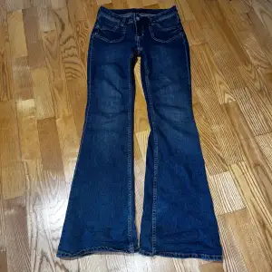 y2k jeans, stretchigt material innerbenslängd ca 80 cm, midjemått mätt tvärs över ca 37 cm skriv för mer info !!